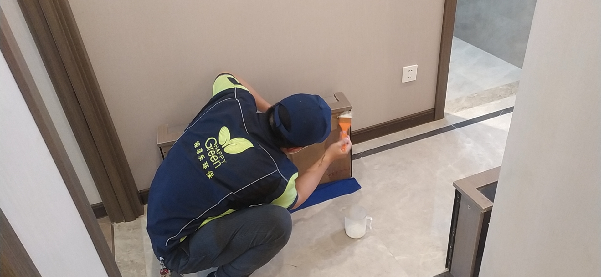 第3招 | 針對家具、建材表面，光觸媒長效保護(hù)；再利用“綠快” 光觸媒長效空氣凈化劑，對家具建材進(jìn)行長效保護(hù)處理。綠快光觸媒產(chǎn)品，采用納米級TiO2具有純度高、成膜性好、適用光譜寬的特點(diǎn)。在物面上形成韌性薄膜，長效分解甲醛、TVOC等污染，凈化空氣。